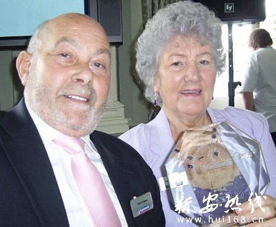 45岁祖孙配!72岁老翁甩发妻搭27岁网球教练