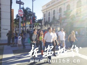 罗迪欧大道上前来采购的中国买家。(美国《侨报》/夏嘉摄)
