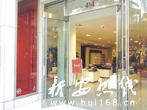 罗迪欧大道上打折的商家。(美国《侨报》/夏嘉摄)