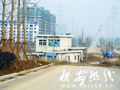 “房坚强”站在路中央已近3年。