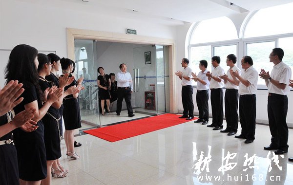 2012年9月6日,第28个教师节前,北碚区委书记雷政富在西南大学附属中学视察。…