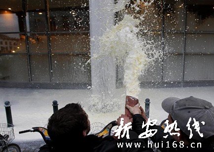 11月26日,在比利时首都布鲁塞尔,奶农向欧洲议会大楼喷射牛奶。