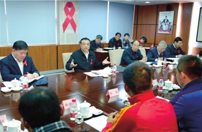 李克强:草根组织最清楚艾滋群体实情和诉求