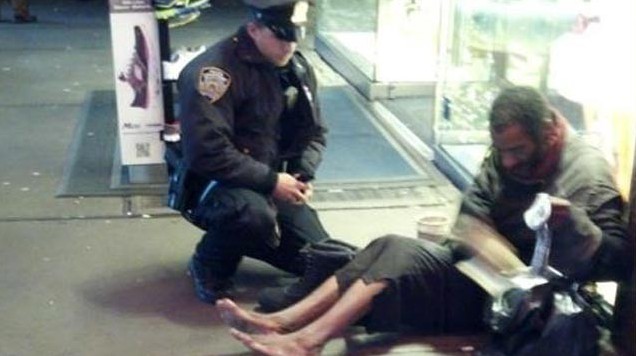 纽约警察寒夜为流浪汉送鞋,获网民如潮好评。
