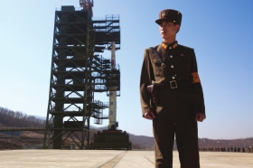 4月8日,朝鲜平安北道铁山郡西海卫星发射场拍摄的基本安装完成的“银河3号”运载火箭。图/IC