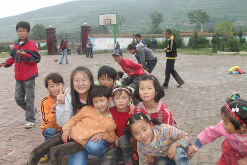 张苗和受助孩子们在一起。