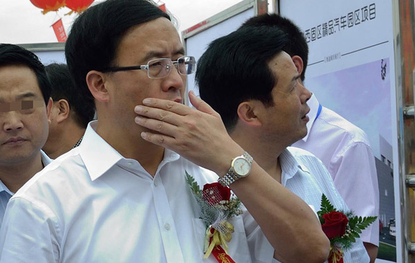 继原陕西省安监局局长杨达才、福建省交通厅厅长李德金之后,又一名厅级高官身陷“名表门”。网友“周禄宝”通过实名爆料,兰州市市长袁占亭至少佩戴过5块手表,其中包括价值20余万元的江诗丹顿、…