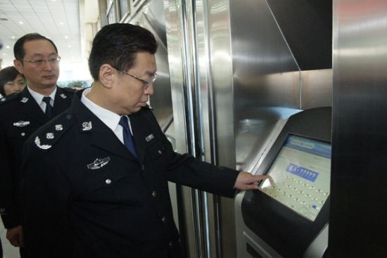资料图片:10月11日,李亚力到交警支队调研。