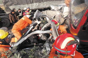 消防官兵在事故现场展开生死大营救。刘炬 朱亚军摄影报道
