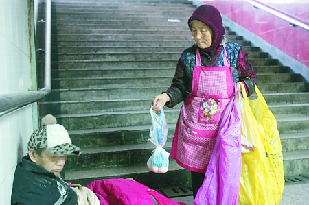 昨日,杨家坪,福婆婆给刘玉光送来早餐。 记者蒋雨龙摄