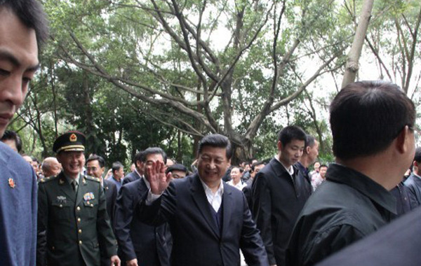 习近平向民众挥手。