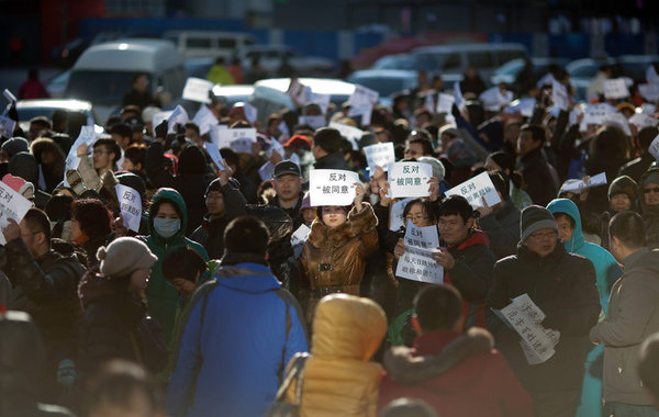 12月9日,北京朝阳区,大约300多名京沈高铁沿线居民集会,抗议拟建高铁线路从密集居民区通过,并对相关环评的公正性提出质疑。规划中的京沈高铁,是全国“四纵”客运专线——北京-沈阳-哈尔…