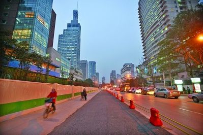 北京西路与云南路交界处一部分银杏已被移走。扬子晚报记者