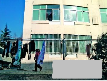 跳楼女生就是从这座宿舍楼二楼开着窗子的阳台跳下
