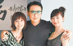 马景涛(中)拥29岁老婆吴佳妮(左)及21岁女儿马世嫒 图片来源:台湾“中国时报”