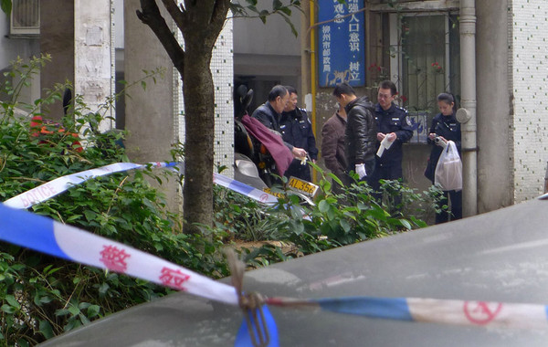 12月13日13时许,广西柳州市广场路2号2栋3-1单元发生一起命案,导致1人死亡1人受伤。经核查,死者何彬系柳州市规划局局长;伤者系何彬妻子陈某。…