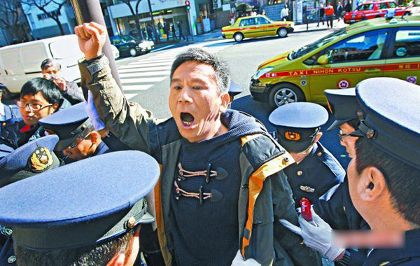 12月13日是南京大屠杀75周年纪念日,香港保钓行动委员会的两名成员前往东京靖国神社抗议,要求日本就屠杀中国人道歉和赔偿。据报道,当天,香港保钓行动委员会成员郭绍杰和杨继昌高呼“打倒日…