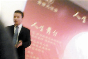 陆某在“选秀房”内对“客人”讲,他们这里的“小妹”个个都长的漂亮。