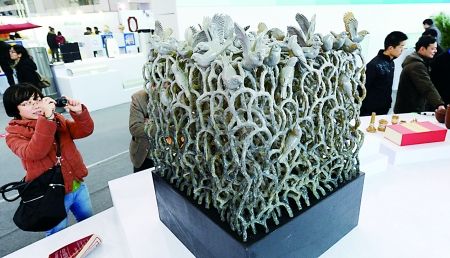 昨日,陈家坪会展中心,市民在中国(重庆)国际设计周展览现场参观。首席记者 钟志兵 摄