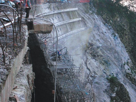 苏花公路道路中断处正加紧赶工修复