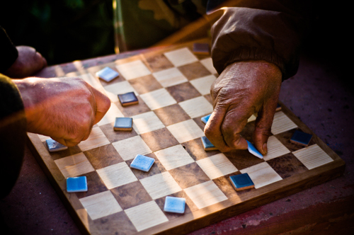 当地老人很热衷玩一种特殊的“跳棋”