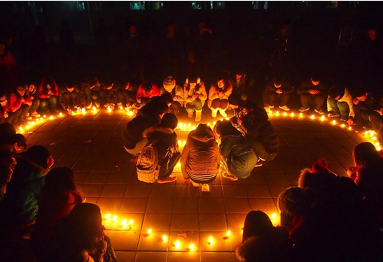 2012年12月15日晚,山东聊城大学爱心社人员在聊城大学卧龙广场进行祈福活动以悼念在十四日美国校园枪击案遇难者。 图片来源:赵玉国/东方IC