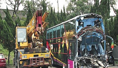 台湾再现旅游车祸 游览车撞上吊车致1死25伤