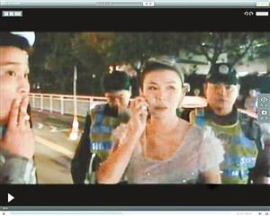 被截停后女子开始打电话。视频截图