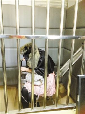 女子被处以行政拘留10日的处罚。