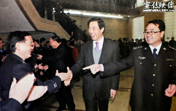 2009年12月31日,王立军陪同时任重庆市委书记薄熙来考察重庆市公安局。图片来源:南都周刊…