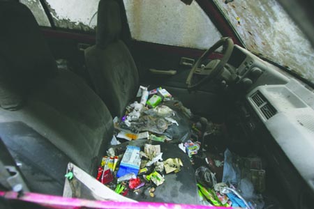 停在这里的奥拓车,车内堆满了垃圾 摄影记者 刘畅