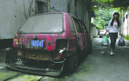 金琴路南三巷,据小区保安介绍,奥拓车车主每个月还会缴纳50元的占道费 摄影记者 刘畅