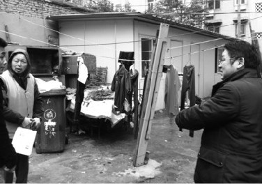 合肥蜀山新村居民楼旁电线杆拉锁漏电 居民多次被电