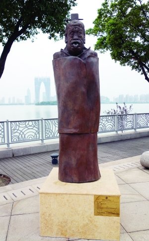 苏州金鸡湖畔这尊雕塑引网友吐槽,据了解,该雕塑名为“刚柔之道—老子像”