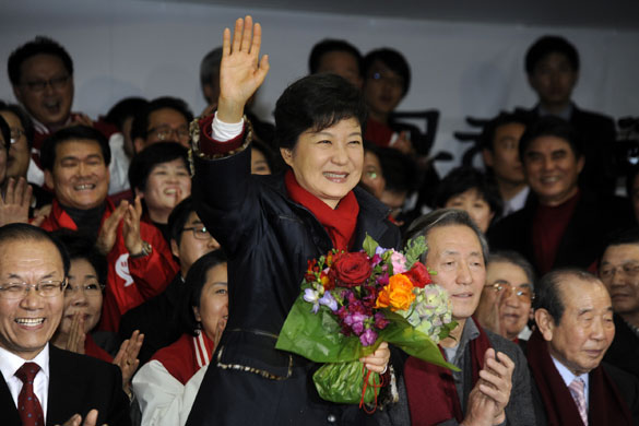 2012年12月19日,在韩国首尔新国家党党部,朴槿惠向支持者招手示意感谢。据韩国联合通讯社19日报道,韩国第18届总统选举开票完成70%,新国家党总统候选人朴槿惠以51.6%的得票率确认赢得选举。