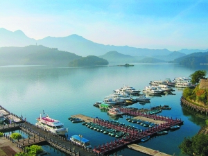 日月潭畔浪漫樱花彩廊