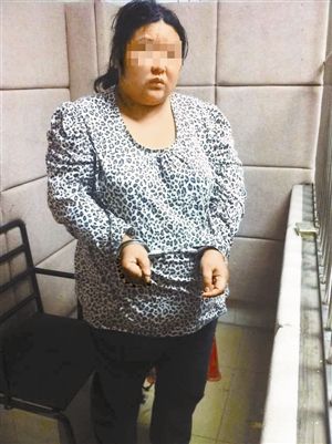 面对警方的审讯,阿英开始一直不承认虐待亲生女儿致死的犯罪事实。