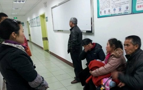 四川男子赌光17万积蓄后喝农药自杀 家人盼其苏醒