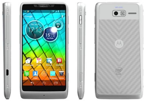Motorola RAZR i is white all over