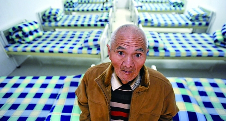 离家37年的75岁老汉刘官成被送到市救助站 记者 张路桥摄
