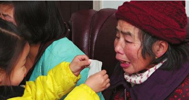 小雨润为外婆擦眼泪