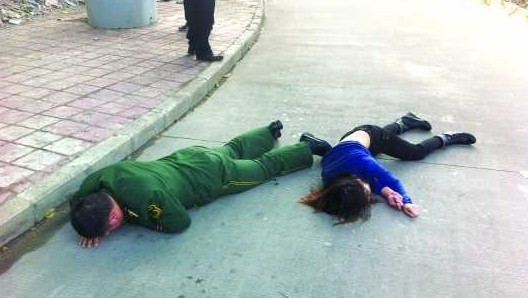 女子与男友吵架后跳天桥 砸晕接救武警