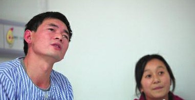 30岁的汪家军(左)和妻子韩文桃对生活仍然充满了希望