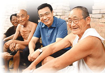 2003年8月8日,时任河南省委书记的李克强在原阳县桥北乡马庄村与村民亲切交谈。图片来源:新华社