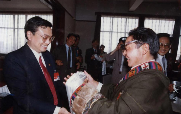 12月23日,新华英文刊发李克强系列新老照片,题目为《Profile photos: Li Keqiang: A man who puts people first》。图为1993年5…