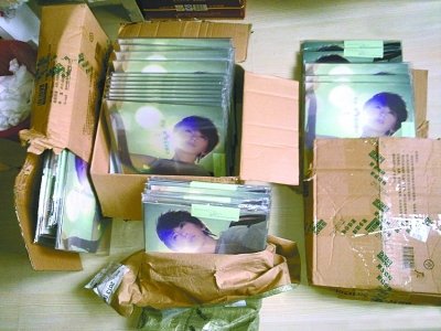 陈先生代收的一大摞同样的刘忻EP