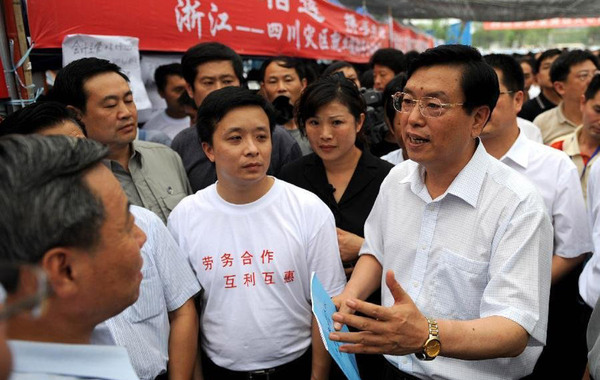 2008年6月29日,中共中央政治局委员、国务院副总理张德江在都江堰考察对口支援省市就业援助情况。(新华)…