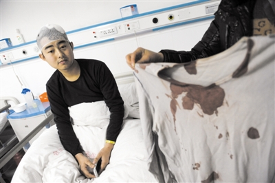 伤者顾鹏在医院接受治疗