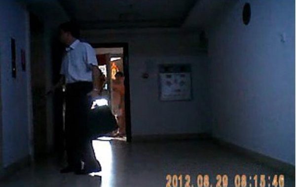 羊城晚报讯 记者罗坪报道:20日晚7时,网友“每秋晴”在微博上发帖,举报湛江市政府副秘书长邓文高涉嫌包养二奶及超生孩子,同时附带了两段视频。昨日,记者赶到湛江了解此事,邓文高在接受采访…