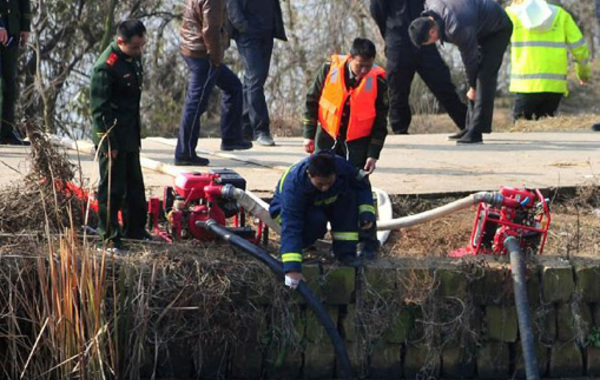 事故发生后,公安、消防、交警、医护等救援人员以最快速度组织施救。鹰潭市委书记陈兴超、市长钟志生等领导第一时间赶赴现场指挥救援,要求全力救治受伤人员,妥善做好善后事宜。图为救援人员正在使…
